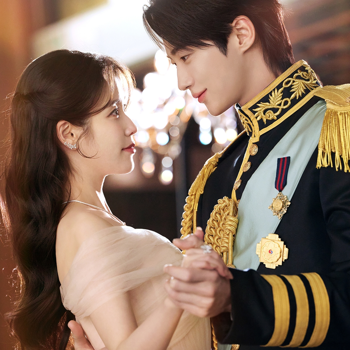 아이유·변우석, 10년의 세월 돌아 만난 운명? 드라마 '21세기 대군부인' 속 재회