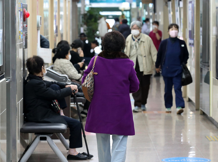 “외래진료를“외래진료를 올해만 300번 받으셨네요?”…과잉진료땐 90% 본인이 낸다