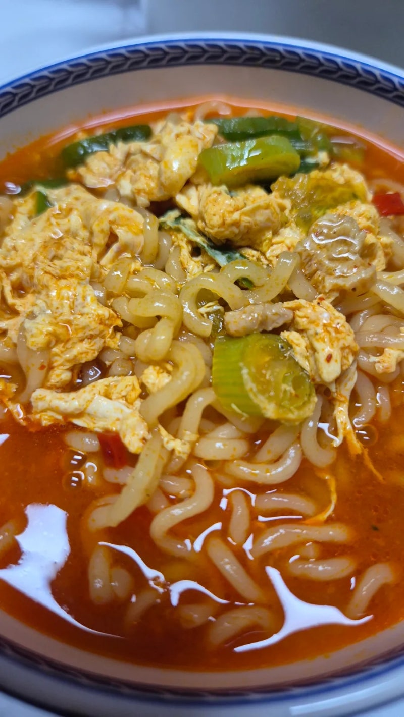 우리집 신라면골드 라면 맛있게 끓이는 레시피로 닭고기 육수의 담백함에 신라면의 매운맛....
