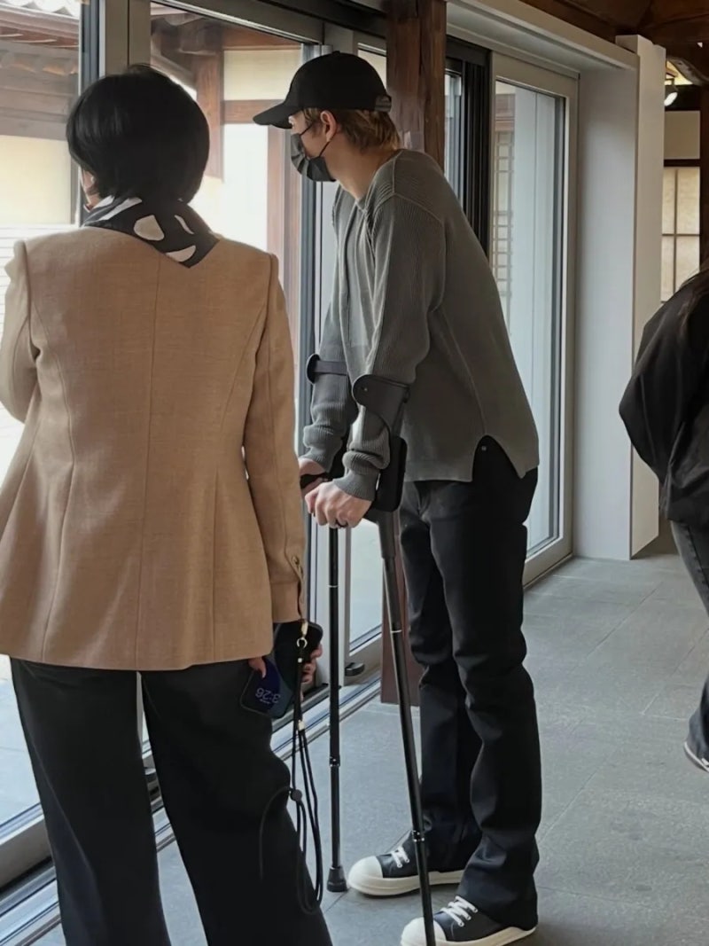 BTS RM Visits Kukje Gallery (April 3rd): Spotted with Ankle Injury and Crutches, Wishing for a Speedy Recovery