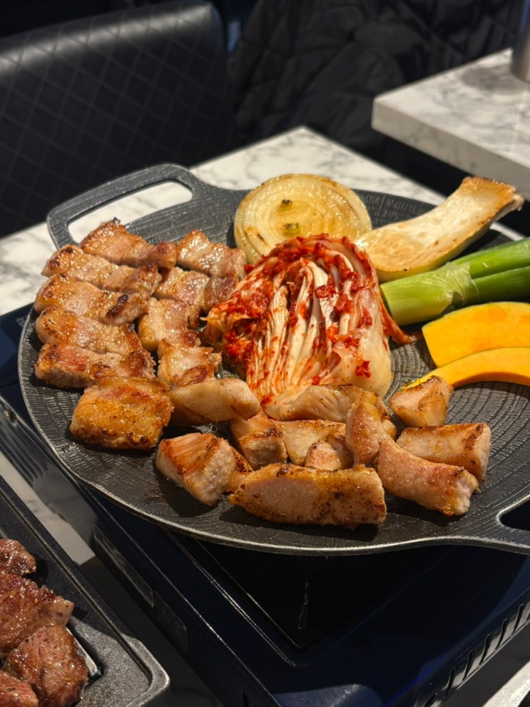  강남역 삼겹살 맛집 육달집 강남본점 • 구워져 나오는 김치 삼겹 맛집