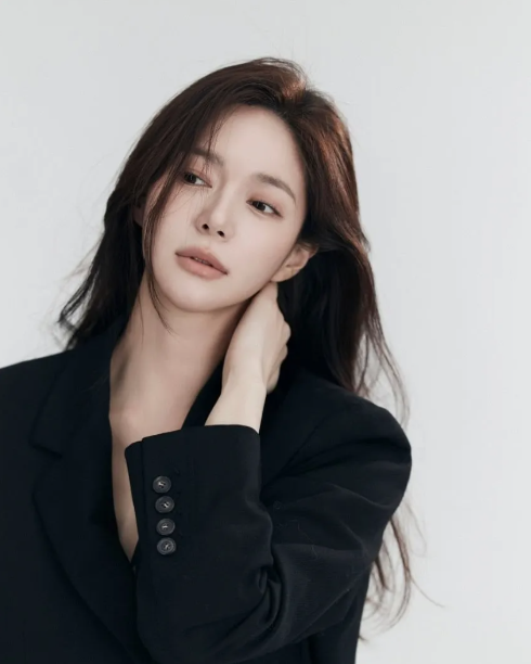 “SM·빅히트 러브콜 거절…성대결절 극복하고 트롯퀸 된 이엘리야의 인생 역전”