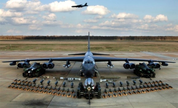 [밀리터리 리뷰] 70년 넘게 현역? 미 공군이 B-52를 포기 못하는 진짜 이유 ✈️