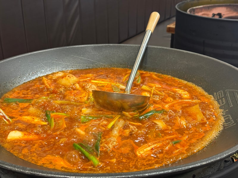 청라 커낼로 맛집 | 드럼통 솥뚜껑에 끓여주는 닭볶음탕, 통큰솥뚜껑닭볶음탕 청라본점