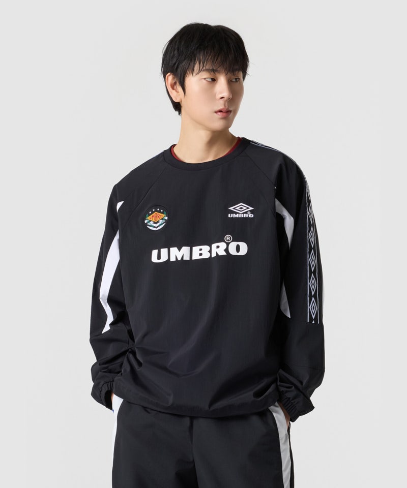 엄브로 HBL OG 긴팔 피스테 블랙 UR121CWT24 | 조거 팬츠에 매치해 간절기 레이어드하기 좋은 상의....