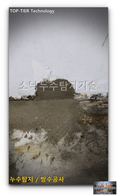 굴착한 바닥 홈 안에 새로 이어 붙인 배관과 이음 부속이 보온재로 감싸인 채 드러난 모습