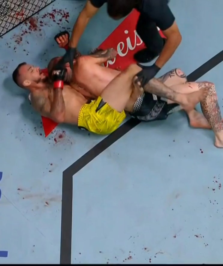  [UFC Fight Night] 헤나토 모이카노, '같은 팀 동료' 크리스 던컨 상대로 서브미션 승