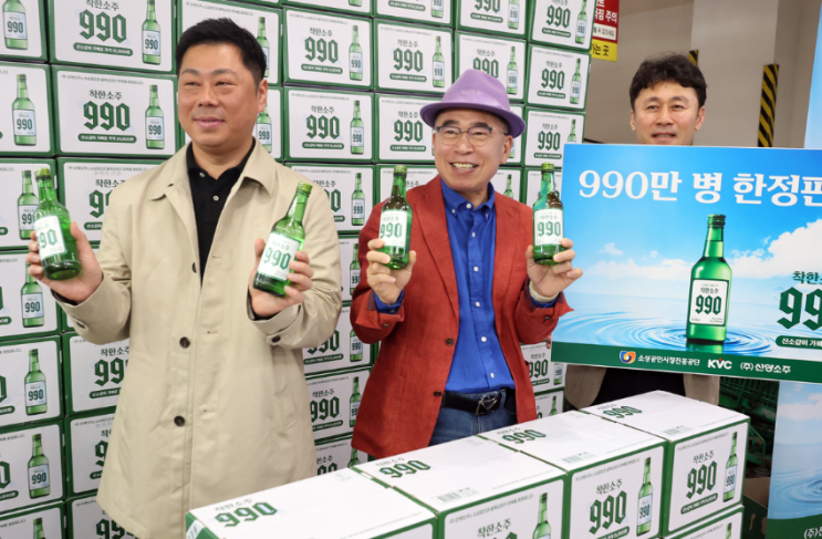  990원 소주의 귀환, 단순한 마케팅인가 상생의 승부수인가