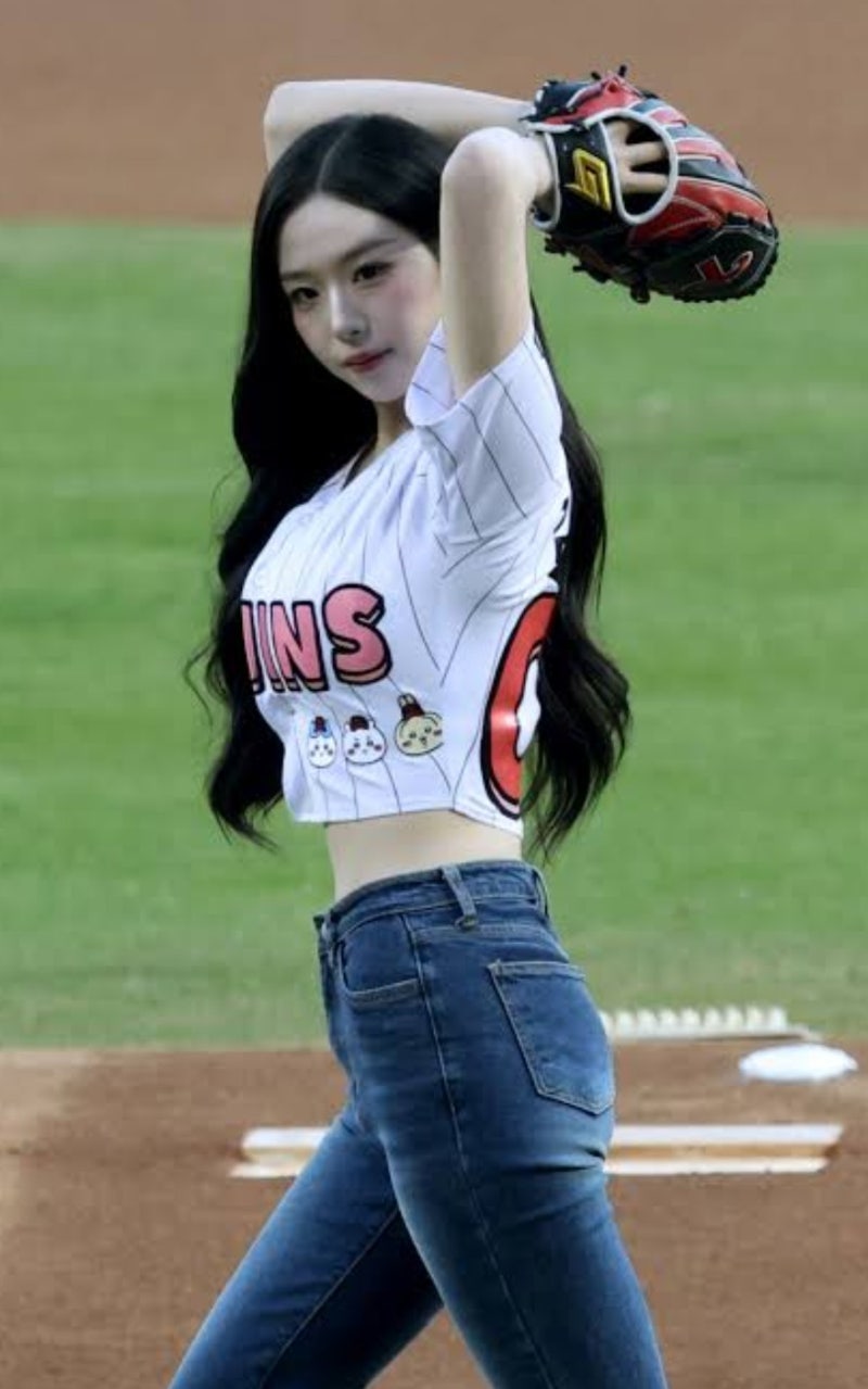 LG 승리요정 트리플에스 김채연, 완벽 시구 몸매 비결은 '이것'?