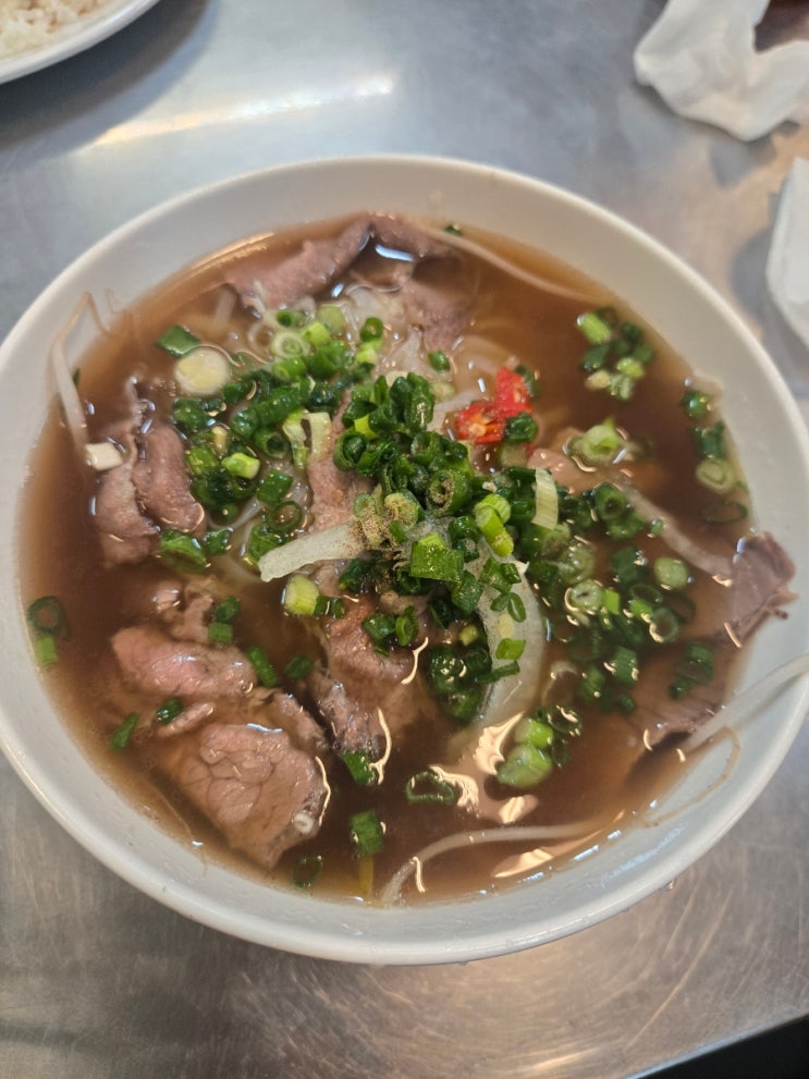  베트남 현지 감성! 을지로입구역 쌀국수 맛집 호앙비엣 직장인 점심 (비빔쌀국수, 고기덮밥)