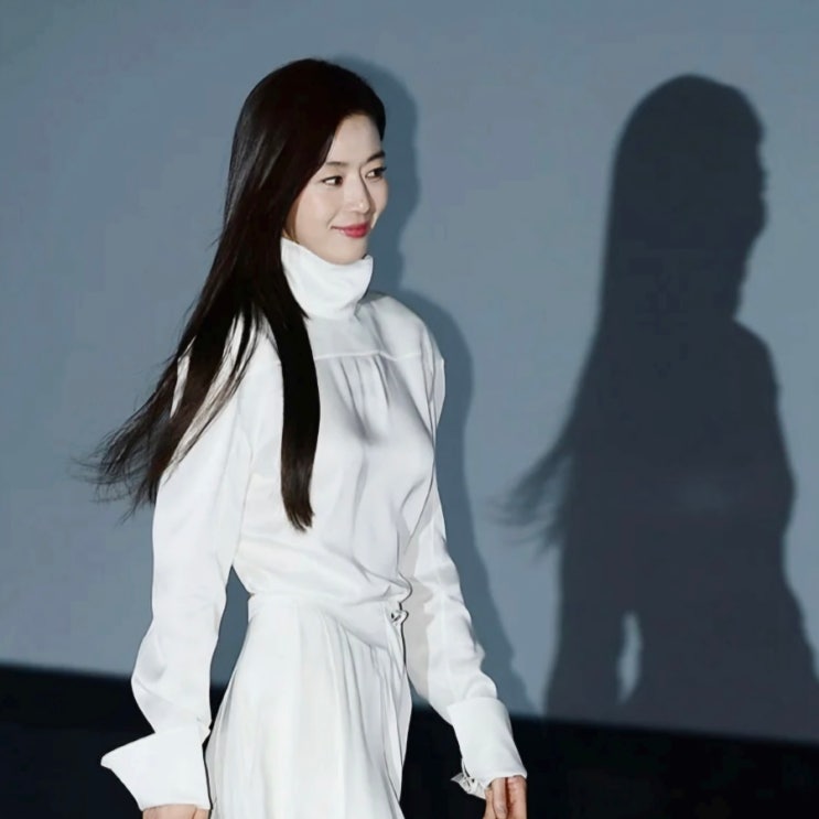  '또 구교환이네?' 전지현 영화 군체 시사회 화이트 셋업 후광 미쳤다