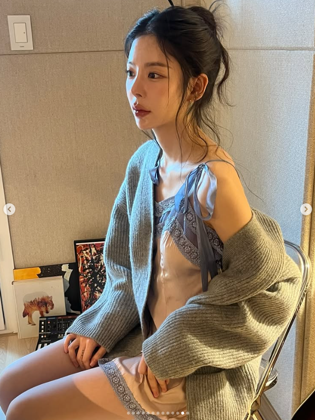  장재인, '뼈말라' 비주얼 근황… 슬립룩으로 드러낸 반전 매력