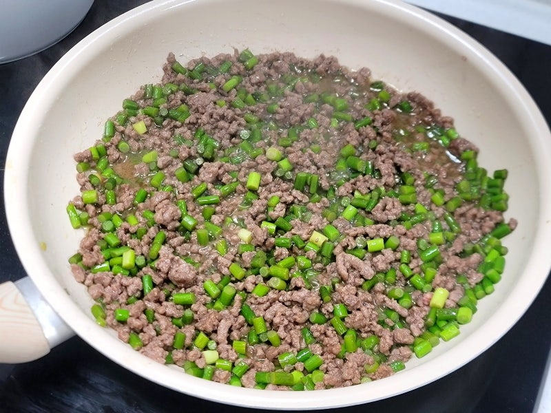 제철 마늘쫑 요리 초간단 마늘쫑 소고기 볶음 소보로 덮밥