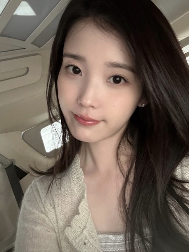  햇살 아래 피어난 청초한 실루엣의 아이유, 34세에도 19살 미모