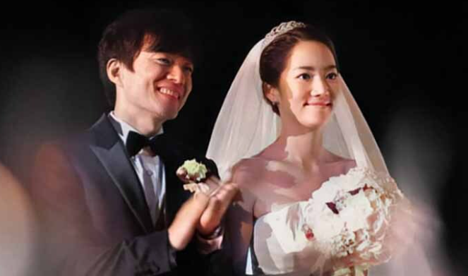 이범수 "이제는 혼자"... 2년 법정 싸움 끝에 결국 합의 이혼, 전 배우자 이윤진의 응원 발언까....