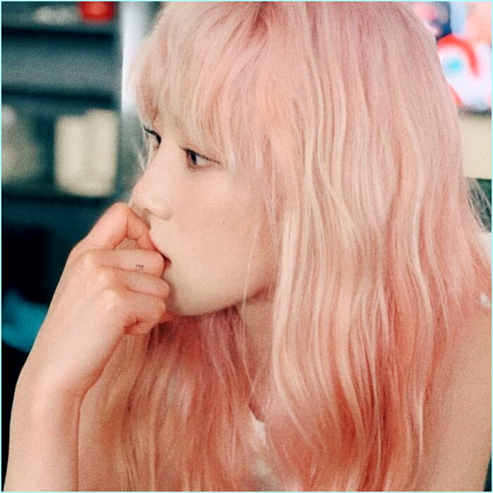  "이게 되네?" 아이유부터 BTS까지, 톱스타들이 핑크 머리에 집착하는 진짜 이유