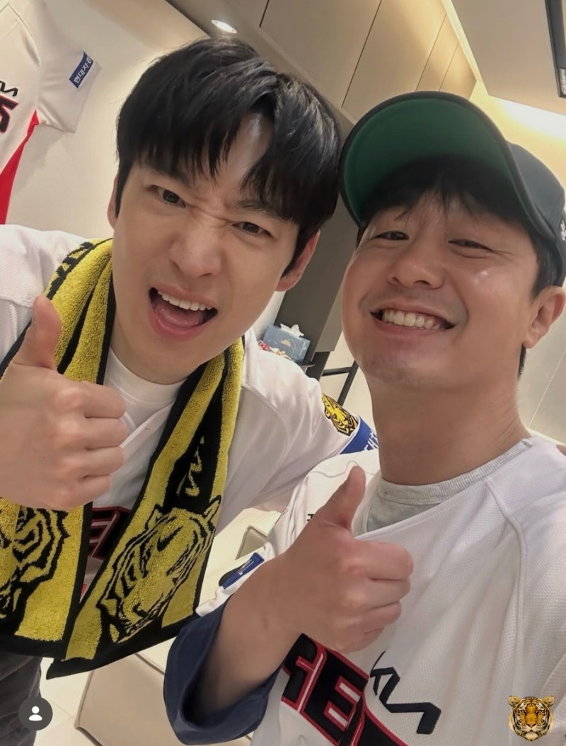 모범택시의 배우 이제훈과 배우 배유람 Nc와 기아 타이거즈 챔필에서 시타 &시구