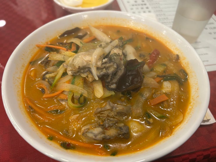  굴이 가득 들어있는 불맛 가득 짬뽕맛집 <동방명주 충무로점>
