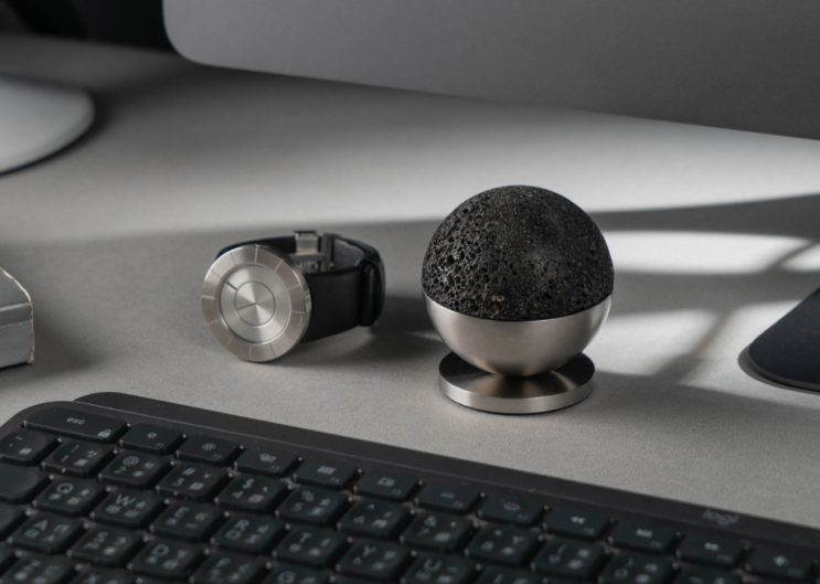  지구 깊은 곳에서 책상 위로. Zenlet × Herious LAVA BALL