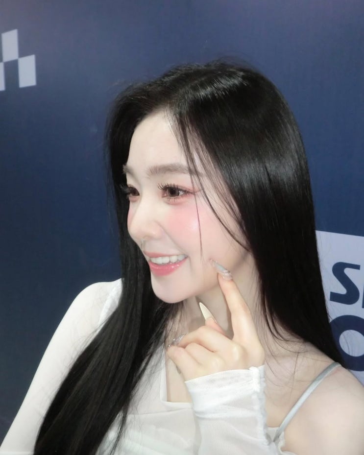  비주얼을 넘어 실력으로 압도한 아이린, 흑발 생머리 미모