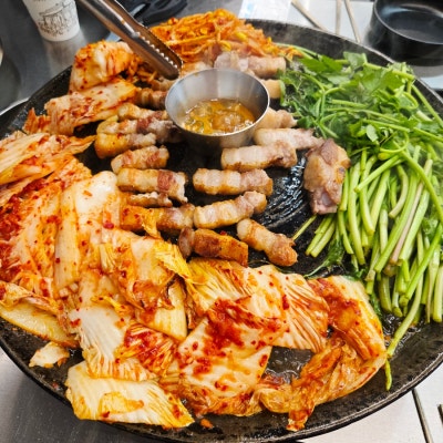 문덕고기집 고물가시대에 솥뚜껑 한 판 단돈 33,000원 72시간 저온숙성 흑돼지 할매솥뚜껑삼겹살 문덕점 냠냠후기