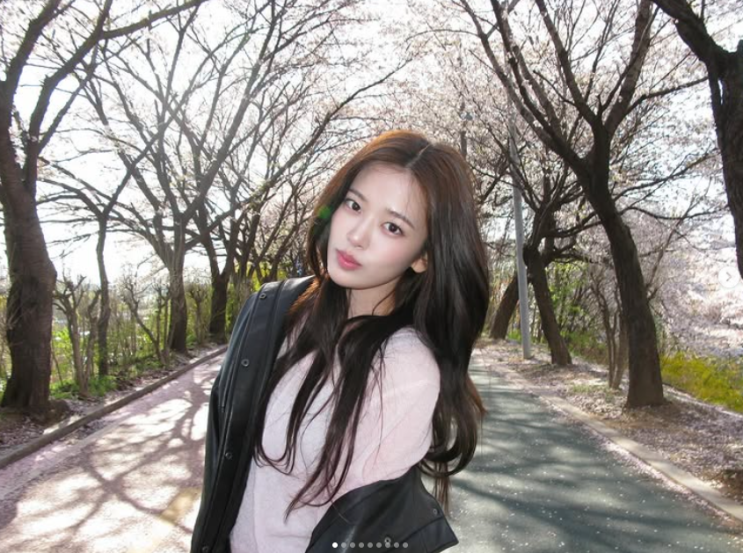  안유진, 벚꽃길 여친짤부터 파격 무대 의상까지