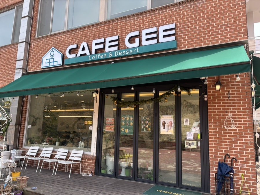 카페GEE 연세대연플북카페점 사진 1
