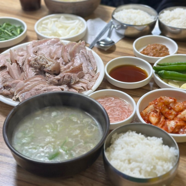  대구여행 중앙로역 근처 이름만 들어도 귀여운 고기밥이 있는 잡내 없고 든든한 국밥 군위식당 리뷰.