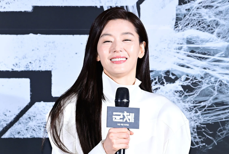  전지현, '군체' 제작보고회서 보여준 독보적인 실루엣과 미니멀 룩