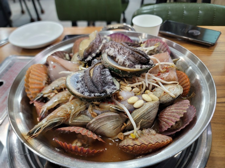 속초 맛집의 정점 신선한 해산물이 꽃 피는 보양식 수제 해물꽃장칼국수 심층 리뷰