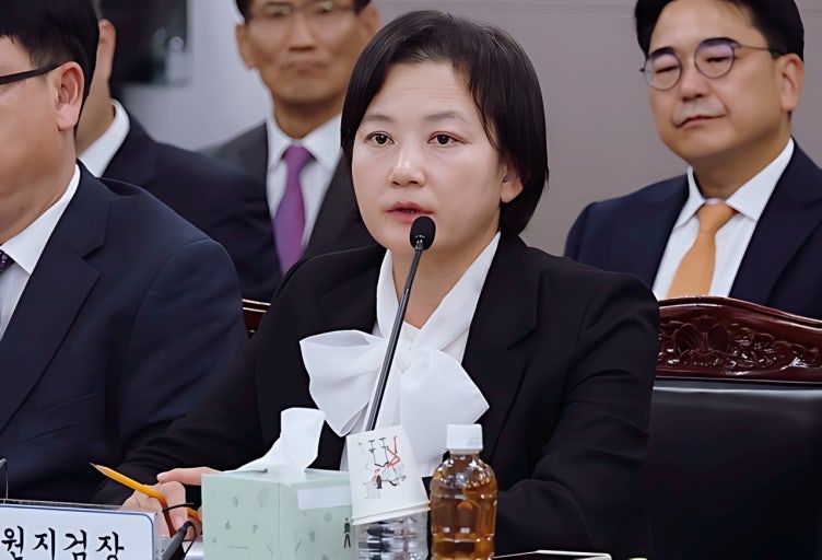 정유미 검사장, "내 새끼 패는 옆집 남자에게 몽둥이 쥐어주는 아비"