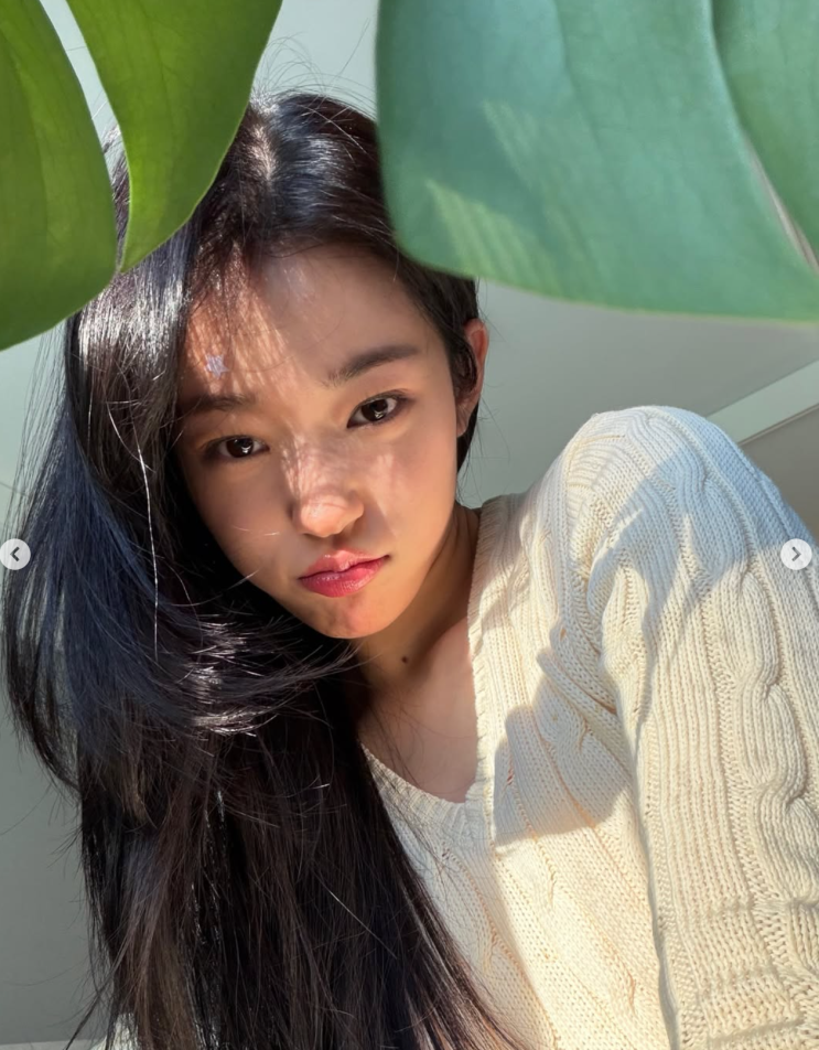  노윤서 봄 체크 스커트 코디, 캐주얼하면서도 세련된 스타일링 팁!