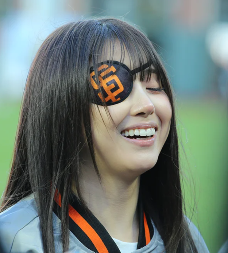  엔믹스 지우, 안대 투혼 속 이정후 응원 MLB 경기장 달궜다