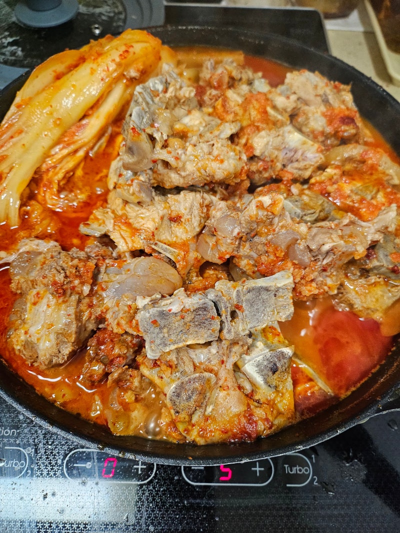[식비 방어 레시피] 단돈 만 원! 초보도 성공하는 압력솥 묵은지 돼지등뼈찜 (ft. 정관 남광식....