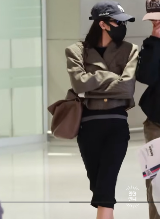  제니 카프리팬츠 공항룩 10만원대라니?