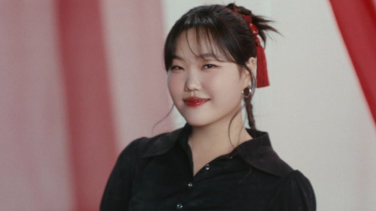  슬럼프 이겨내고 돌아온 악뮤 이수현, 뷰티 브랜드 협업으로 틴트의 매력 뿜뿜