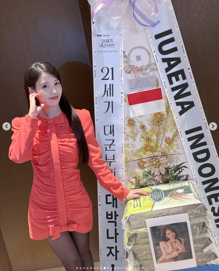  아이유, 레드 원피스로 완성한 8등신 착시드라마 복귀 준비 완료