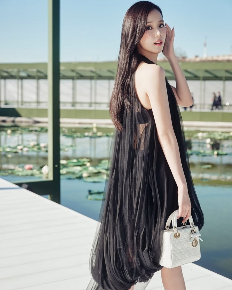 디올 Miss Caro 미니 백, 직원들에게 선물한 블랙핑크 지수 가방 정보