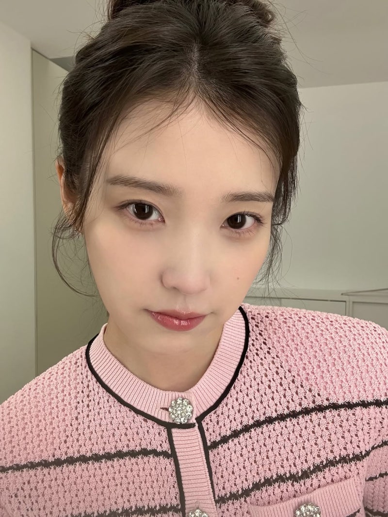 아이유 인스타 패션! MBC '21세기 대군부인' 홍보 속 셀프포트레이트 핑크 스트라이프 가디건 ....