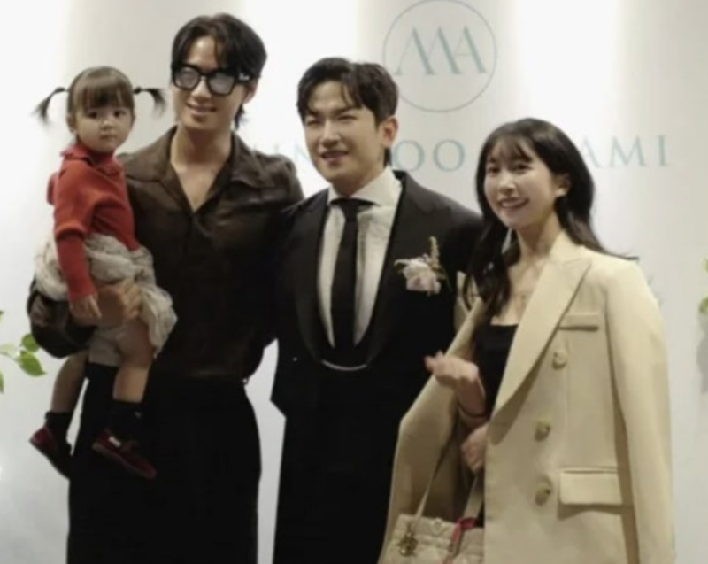 이지훈, 이민우 결혼식 참석 눈길 임산부 뱃지까지 화제