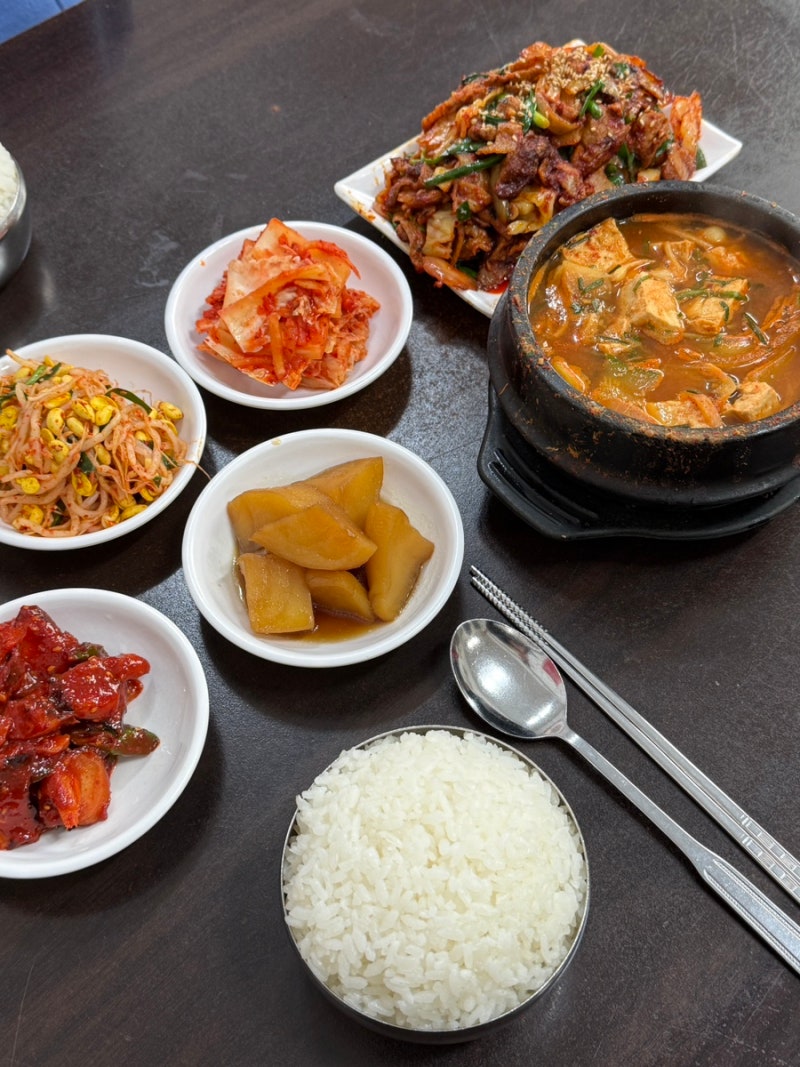 우장산 로컬맛집 충북식당 웨이팅 필수 | 2인분 같은 1인분? 압도적 가성비 한식당