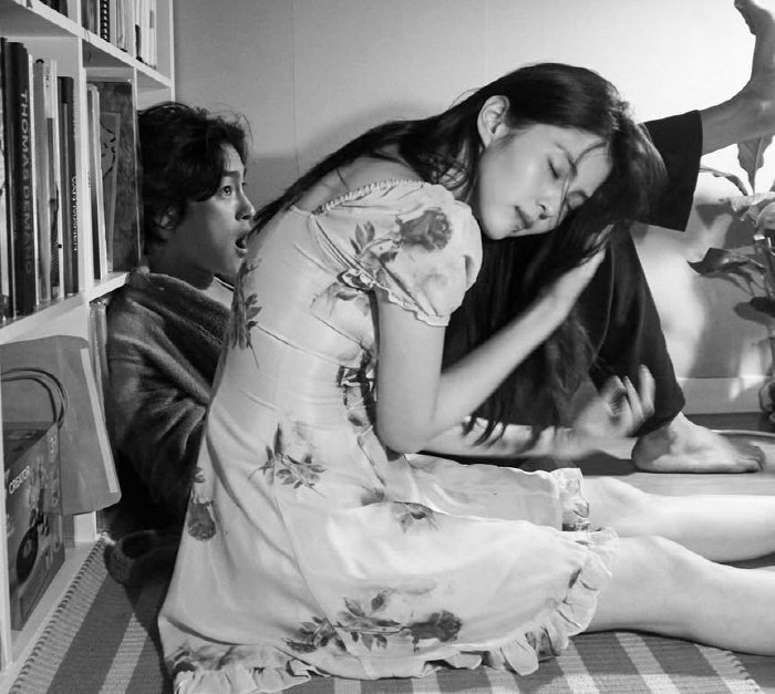  한소희, 흑백 화보 속 '현실 커플' 케미...홍태준과 묘한 분위기 포착