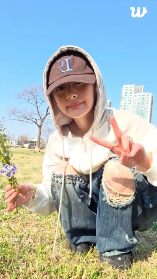 The Reason LE SSERAFIM's Huh Yunjin Was Embarrassed and Apologized at Han River