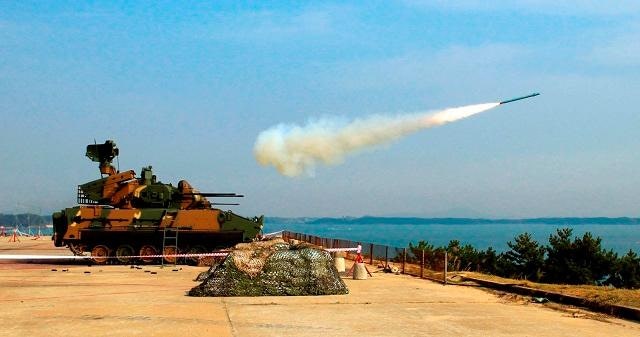 [국군무기백과] 대공포와 유도탄이 하나로 합쳐졌다! 더 강력해진'30mm 복합대공화기 비호복....