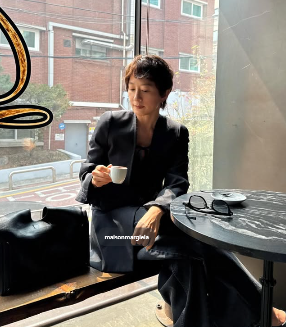  58세라는 게 안 믿겨… 파격 짧은 단발 변신 김희애 숏컷펌 스타일링 분석