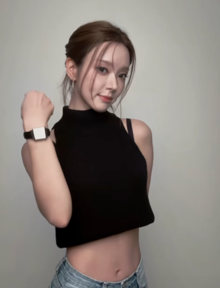 “초아 맞아? 몰라보게 달라진 근황… 복근+섹시미 폭발”