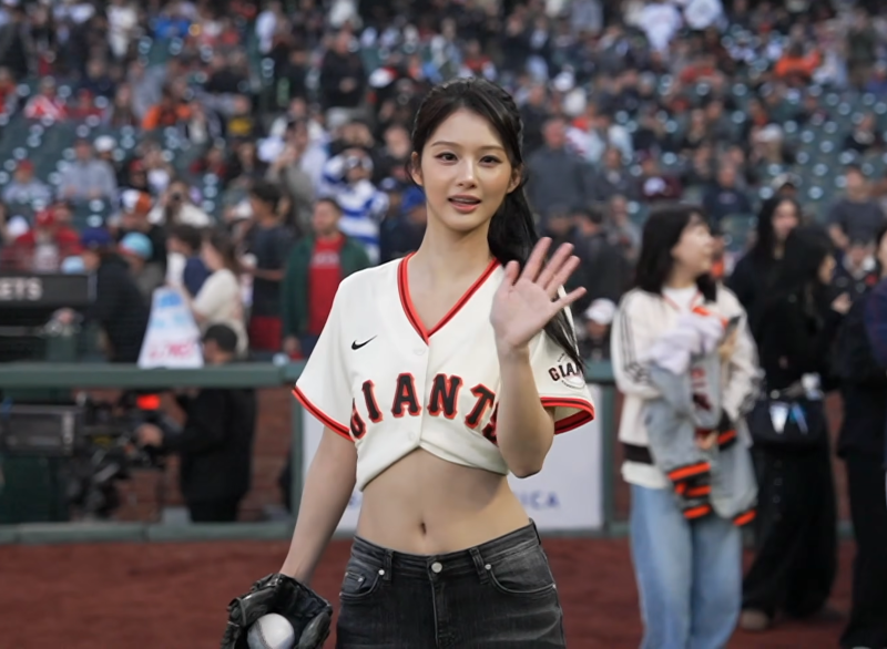 같은 유니폼인데 설윤만 유독 난리…시구보다 화제인 미친 비율 만들어낸 한 끗