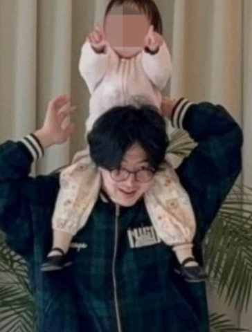   배우 박유환 깜짝 근황 공개! 의문의 아이와 함께한 사진 속 숨은 의미는?