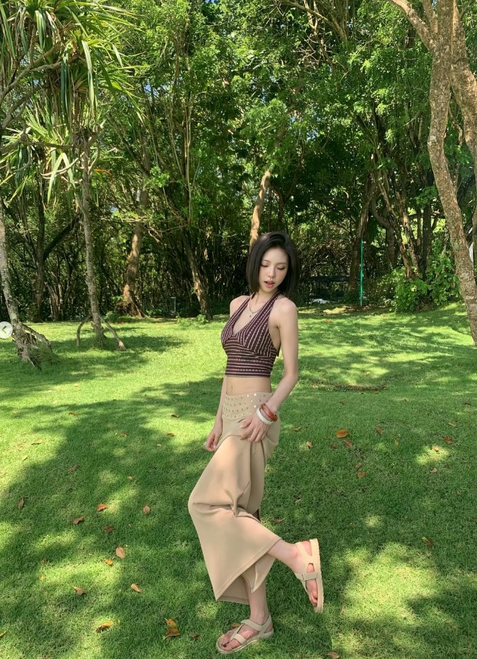  솔로지옥 김고은 UGG 여자샌들 화제! 여름 휴양지 코디로 딱이죠?