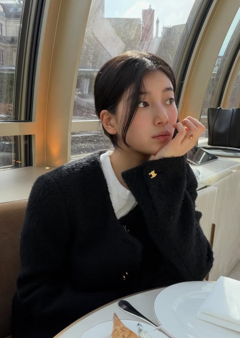 수지 파리 사진마다 보이는 50만원대 명품 반지 정체